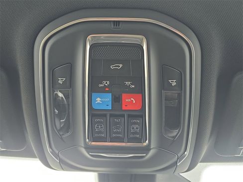 Used 2025 Jeep Grand Cherokee Limited w/ Black Appearance Package image 36