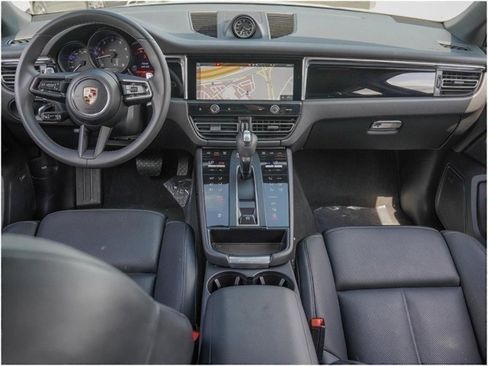 Certified 2025 Porsche Macan image 30