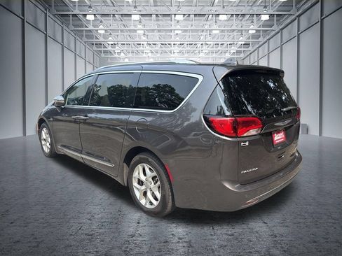 Used 2020 Chrysler Pacifica Limited FWD image 3