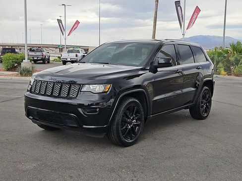 Used 2022 Jeep Grand Cherokee Laredo X AWD/4WD image 2