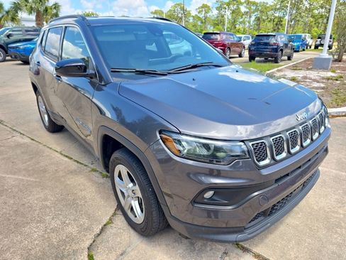 Used 2024 Jeep Compass Latitude image 11