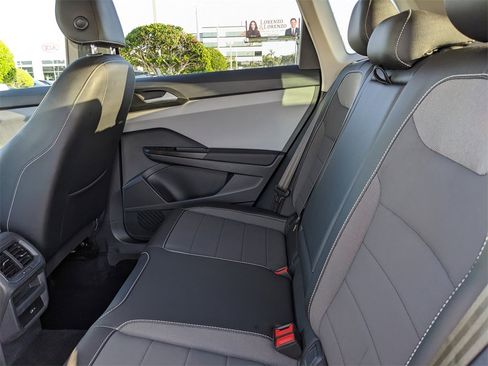 Certified 2022 Volkswagen Taos SE w/ Driver Assistance Package image 17