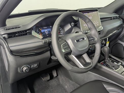 New 2026 Jeep Compass Latitude image 11