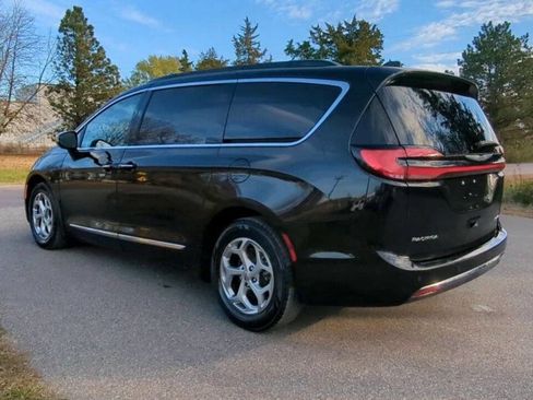 Used 2023 Chrysler Pacifica Limited image 3