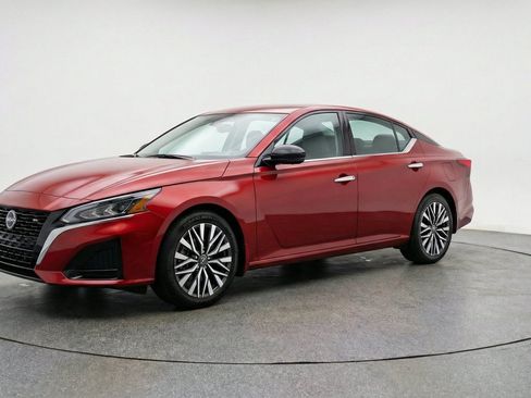 Used 2025 Nissan Altima 2.5 SV FWD image 3