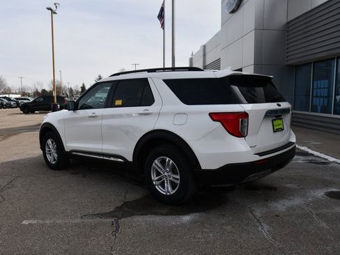 Used 2022 Ford Explorer XLT w/ Equipment Group 202A image 4
