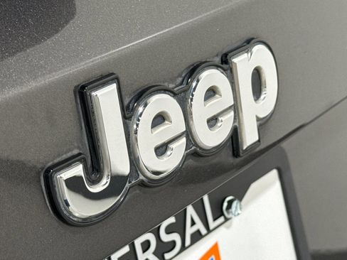 Used 2016 Jeep Renegade Latitude w/ Cold Weather Group image 32