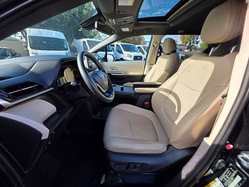 Used 2021 Toyota Sienna XLE image 17