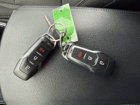 Used 2017 Ford Explorer XLT image 39