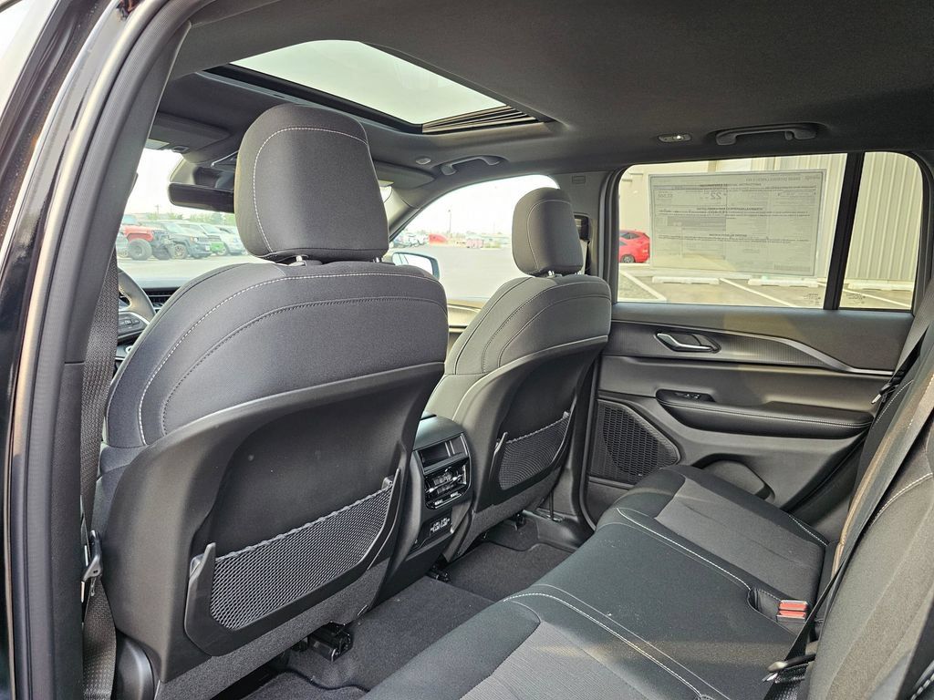 New 2025 Jeep Grand Cherokee Laredo X w/ Luxury Tech Group I AWD/4WD image 12