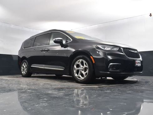 Used 2023 Chrysler Pacifica Limited FWD image 48