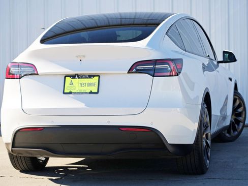 Used 2021 Tesla Model Y 2WD image 4