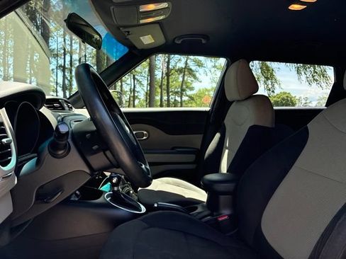 Used 2018 Kia Soul FWD image 21