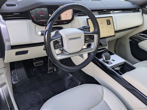 Used 2025 Land Rover Range Rover SE AWD/4WD image 16