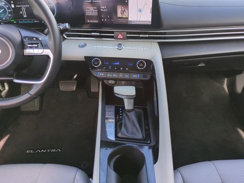 Used 2024 Hyundai Elantra Limited image 17