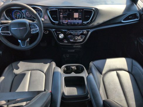 Used 2025 Chrysler Pacifica Select image 31