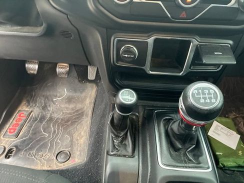 Used 2020 Jeep Gladiator Sport AWD/4WD image 6