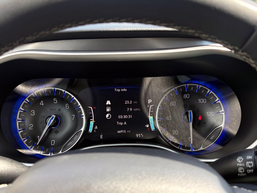Used 2024 Chrysler Pacifica Touring-L FWD image 16