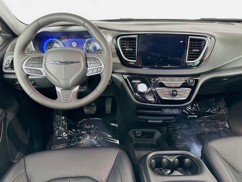 Used 2025 Chrysler Pacifica Select image 29
