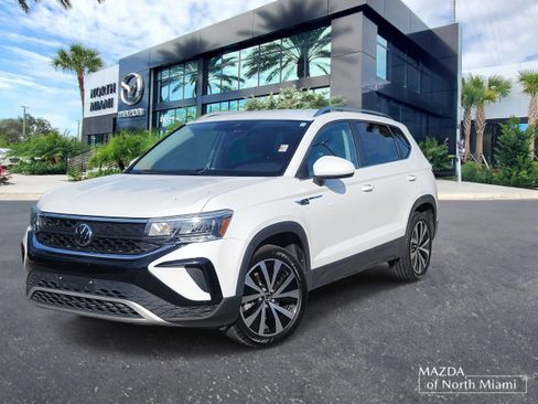 Used 2024 Volkswagen Taos SE image 1