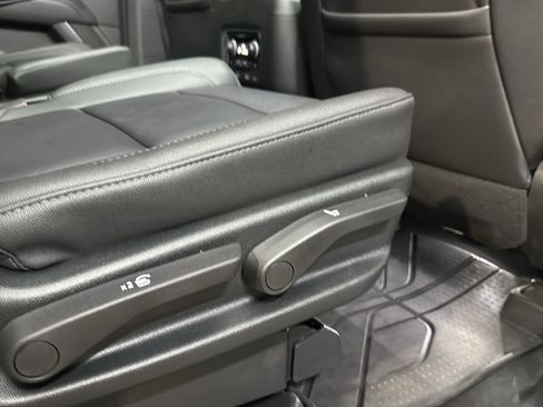 Used 2023 Chevrolet Suburban Z71 w/ Luxury Package image 27