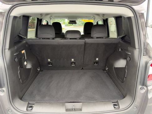 Used 2021 Jeep Renegade Latitude FWD image 16