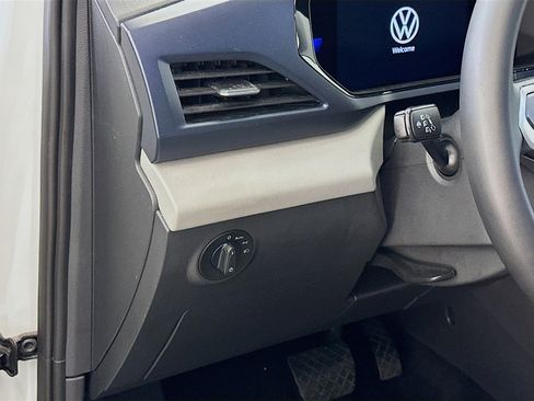 Used 2022 Volkswagen Taos SE w/ Panoramic Sunroof Package image 17