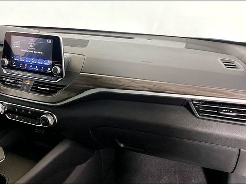 Used 2025 Nissan Altima 2.5 SV FWD image 12
