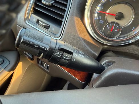 Used 2016 Chrysler Town & Country Touring image 38