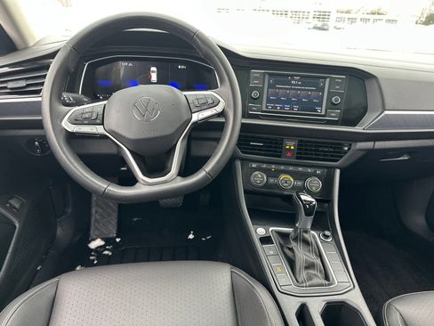 Used 2024 Volkswagen Jetta SE w/ Panoramic Sunroof Package image 16