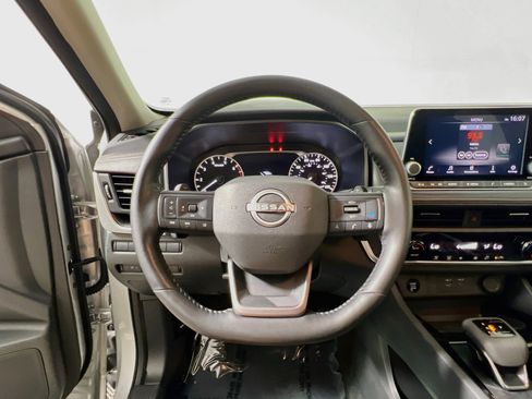 Used 2025 Nissan Rogue SV FWD image 18