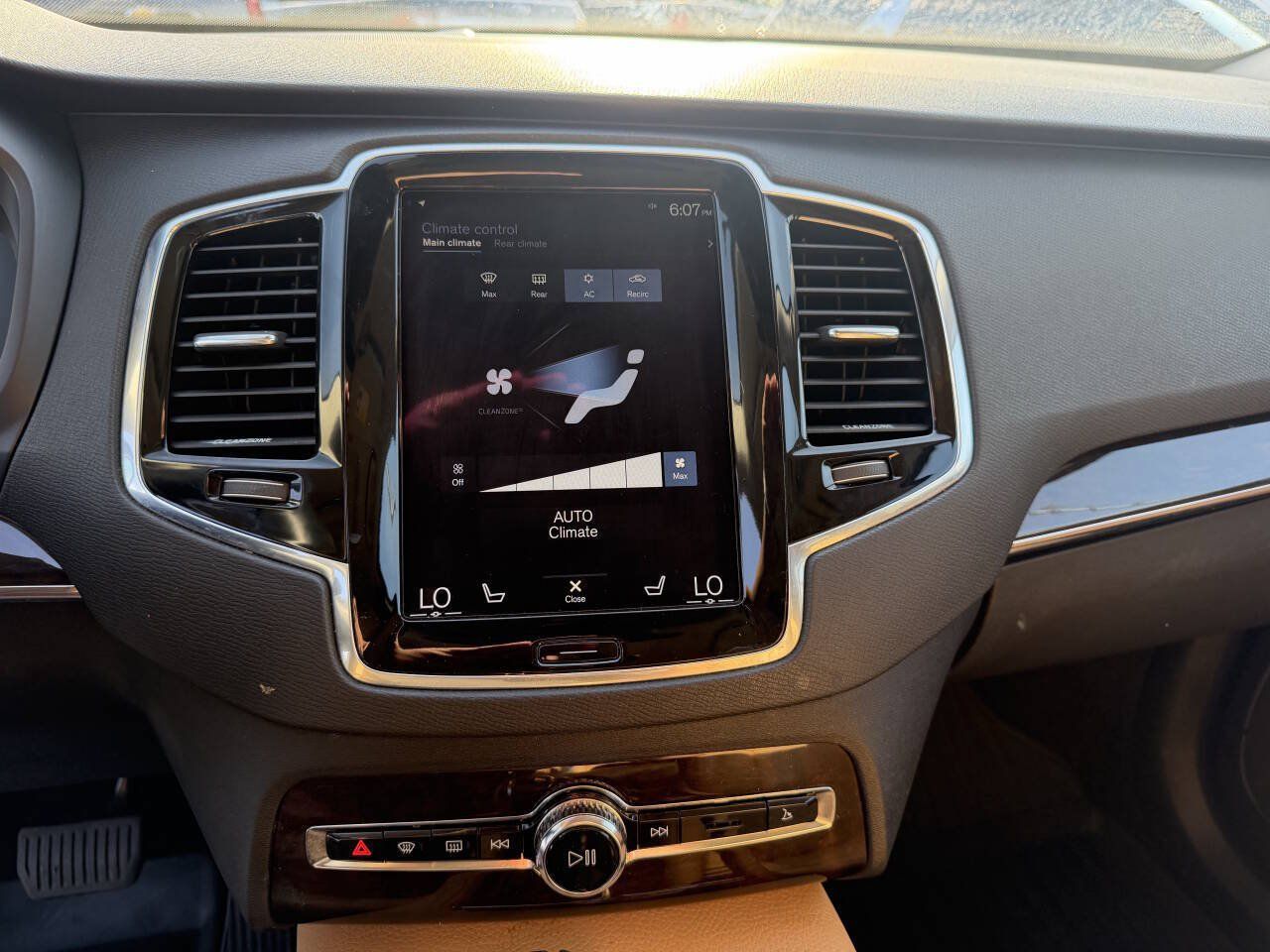 Used 2016 Volvo XC90 T6 Momentum w/ Momentum Plus Package AWD/4WD image 16
