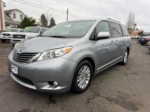 Used 2013 Toyota Sienna XLE image 5