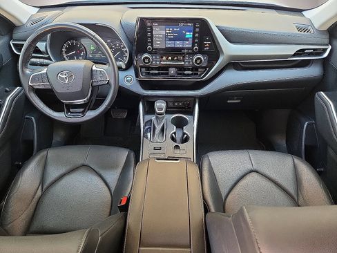 Used 2021 Toyota Highlander XLE AWD/4WD image 18