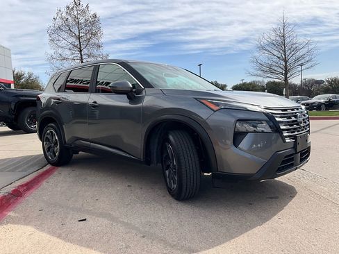 Used 2025 Nissan Rogue SV image 4