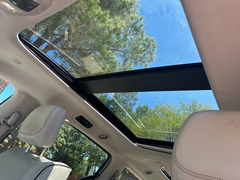 Used 2017 Chrysler Pacifica Limited FWD image 10