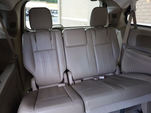 Used 2014 Chrysler Town & Country Touring FWD image 21