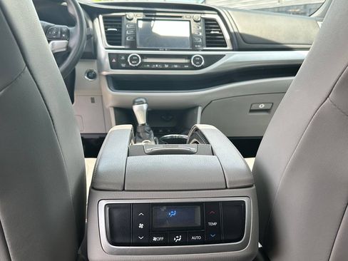 Used 2015 Toyota Highlander XLE AWD/4WD image 14