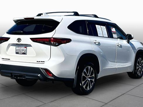 Used 2021 Toyota Highlander XLE AWD/4WD image 12