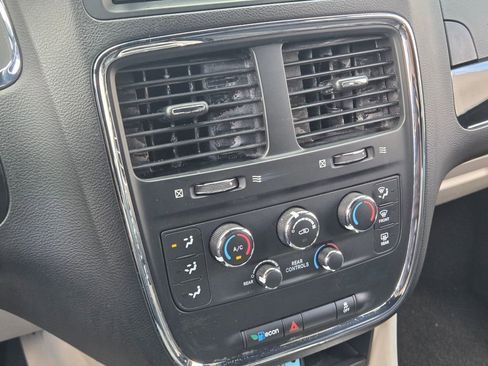 Used 2019 Dodge Grand Caravan SXT FWD image 26