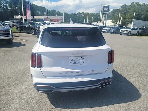 Certified 2022 Kia Sorento S w/ Panoramic Sunroof Package FWD image 6