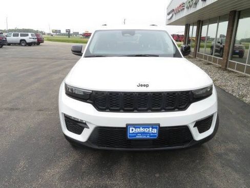 Used 2023 Jeep Grand Cherokee Limited w/ Black Appearance Package AWD/4WD image 5