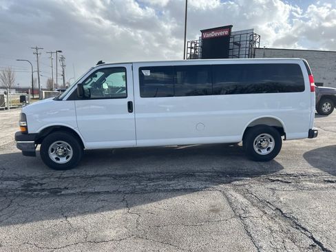 Used 2025 Chevrolet Express 3500 LT w/ LT Preferred Equipment Group RWD image 6
