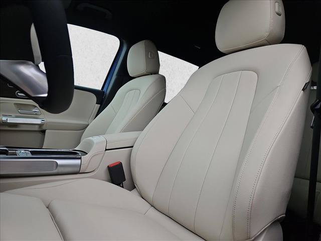 Used 2026 Mercedes-Benz GLB 250 4MATIC image 4