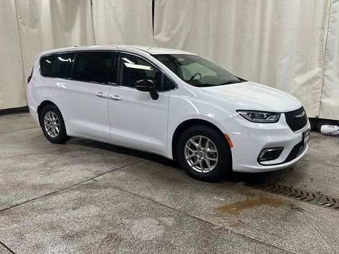 Used 2024 Chrysler Pacifica Touring-L image 7