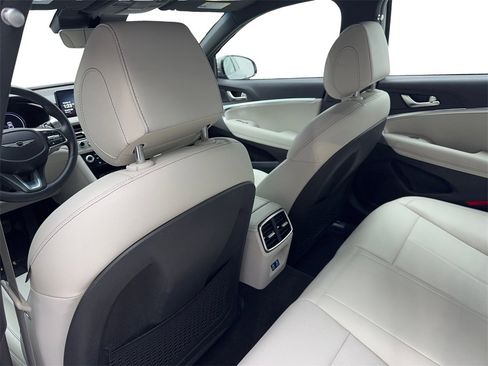 Used 2025 Genesis G70 2.5T image 35