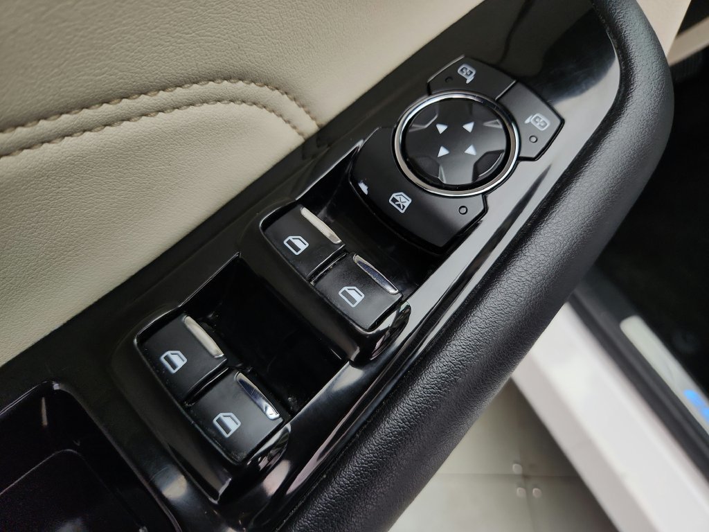 Used 2019 Ford Edge Titanium w/ Cold Weather Package AWD/4WD image 25