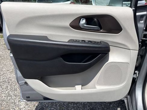 Used 2017 Chrysler Pacifica Touring-L FWD image 20