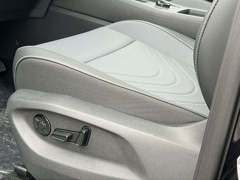 New 2026 Volkswagen Tiguan SE image 21