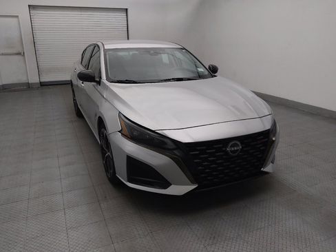 Used 2024 Nissan Altima 2.5 SR FWD image 14